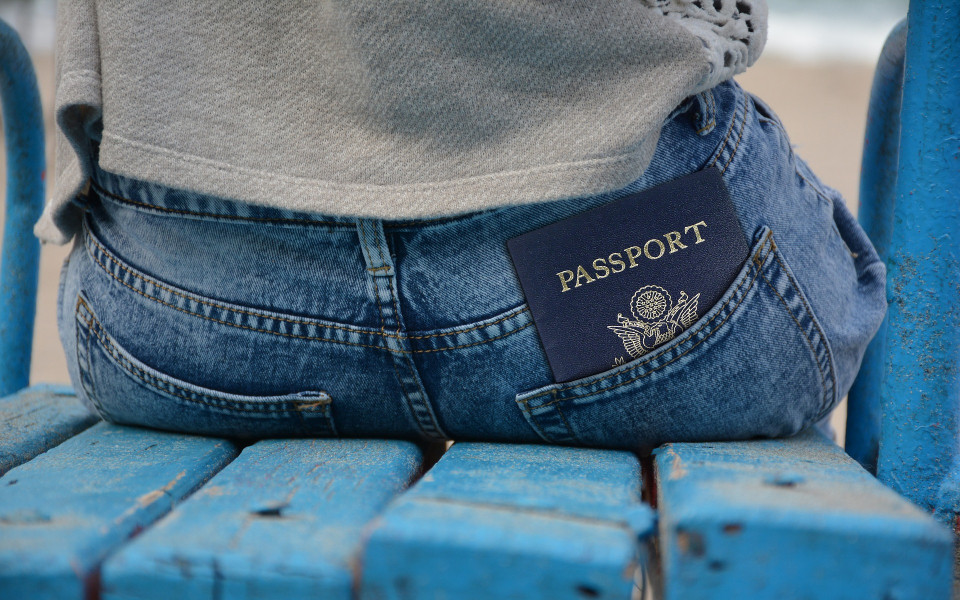 Mann mit Reisepass